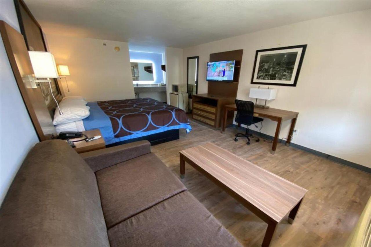 Super 8 By Wyndham Marietta/West/Atl Area Hotell Exteriör bild