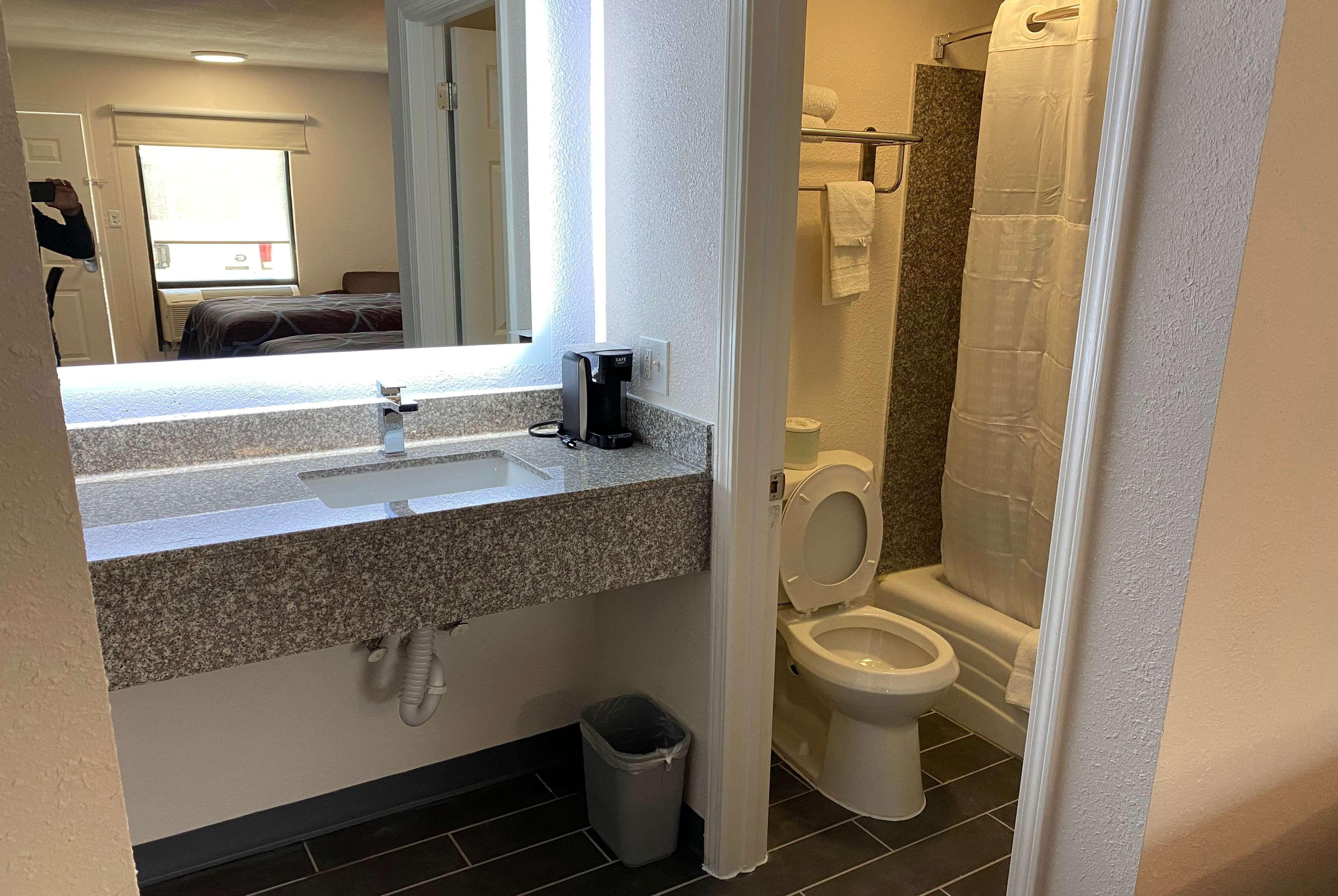 Super 8 By Wyndham Marietta/West/Atl Area Hotell Exteriör bild