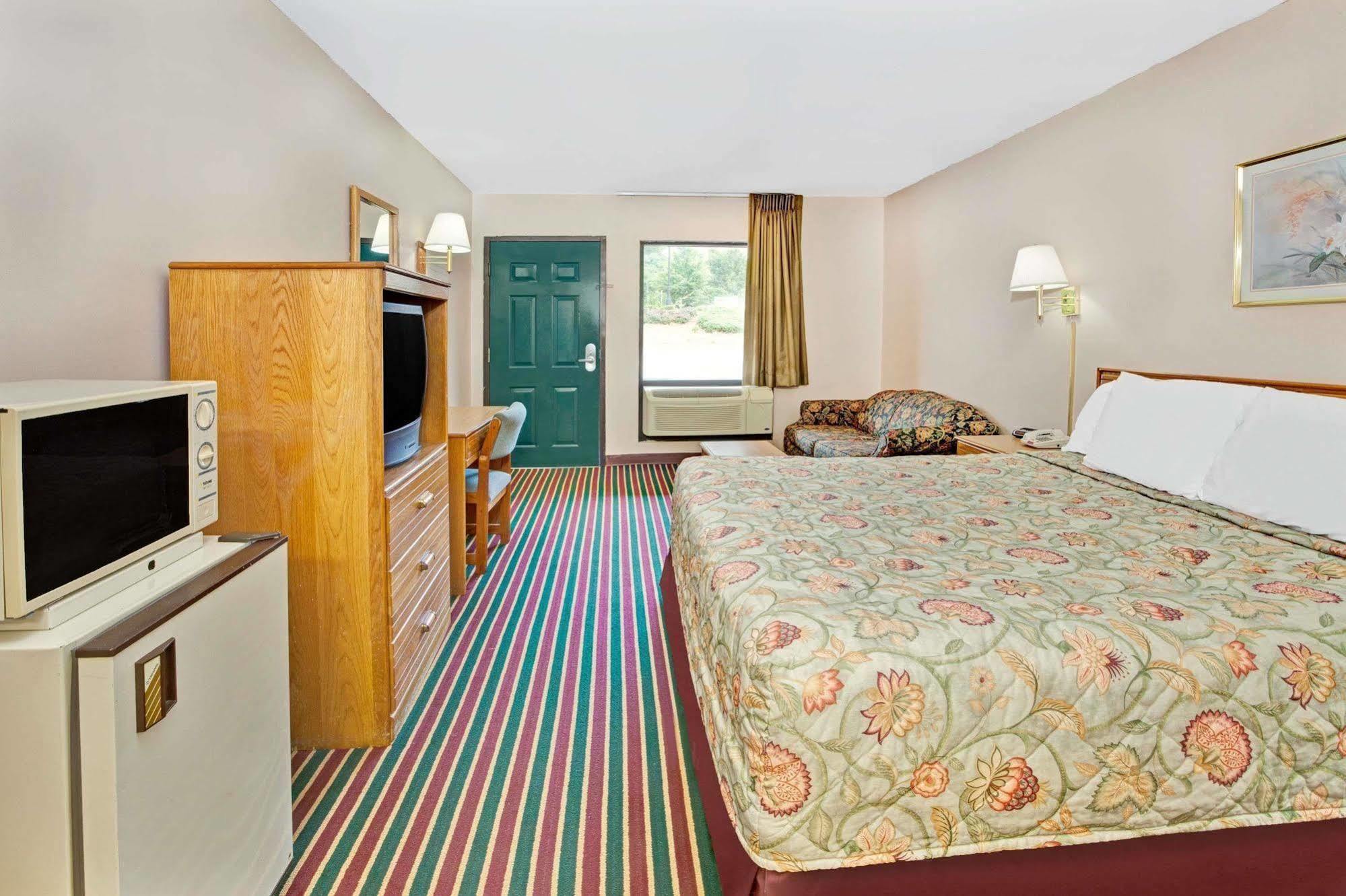 Super 8 By Wyndham Marietta/West/Atl Area Hotell Exteriör bild