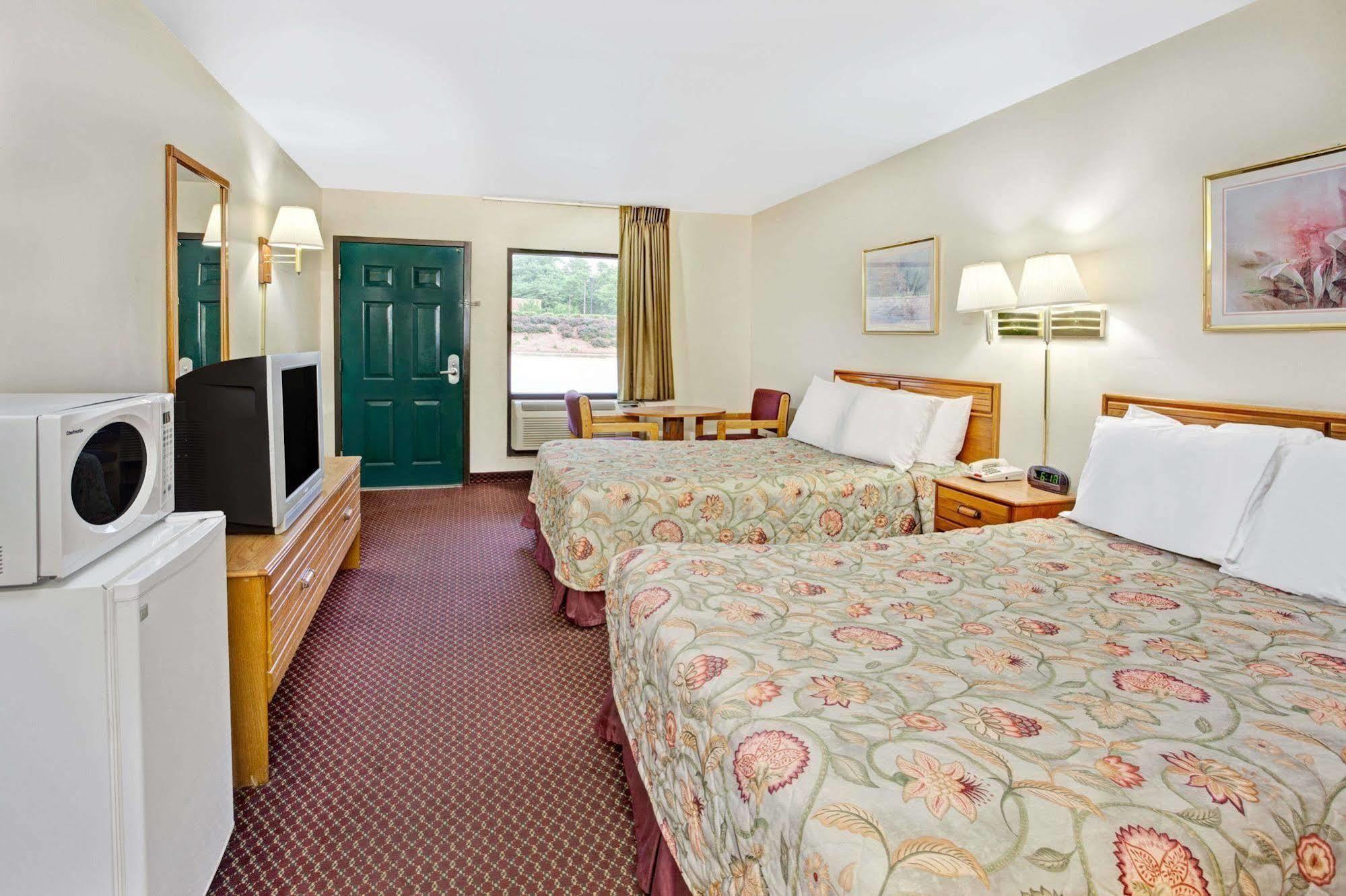 Super 8 By Wyndham Marietta/West/Atl Area Hotell Exteriör bild