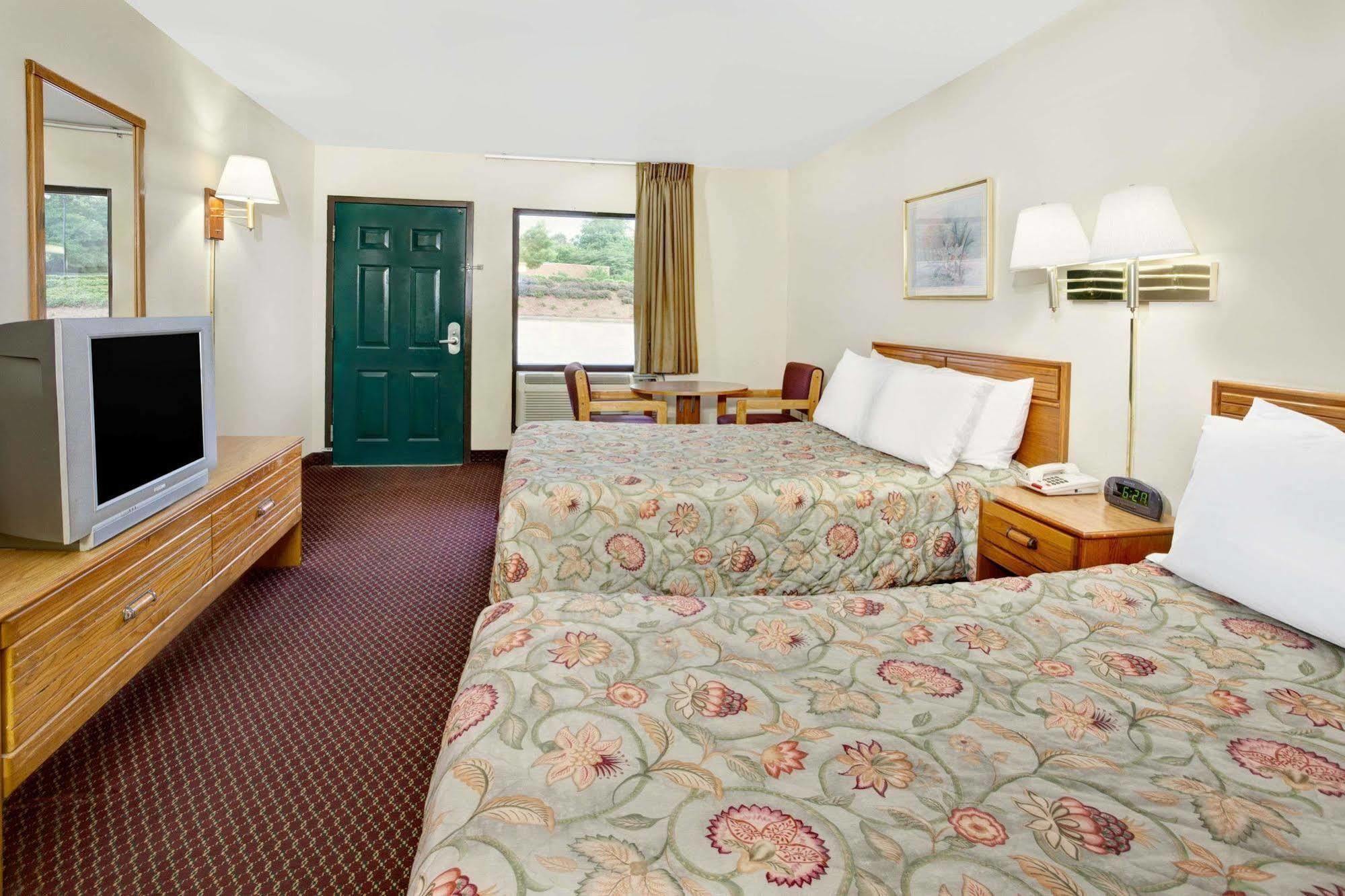 Super 8 By Wyndham Marietta/West/Atl Area Hotell Exteriör bild