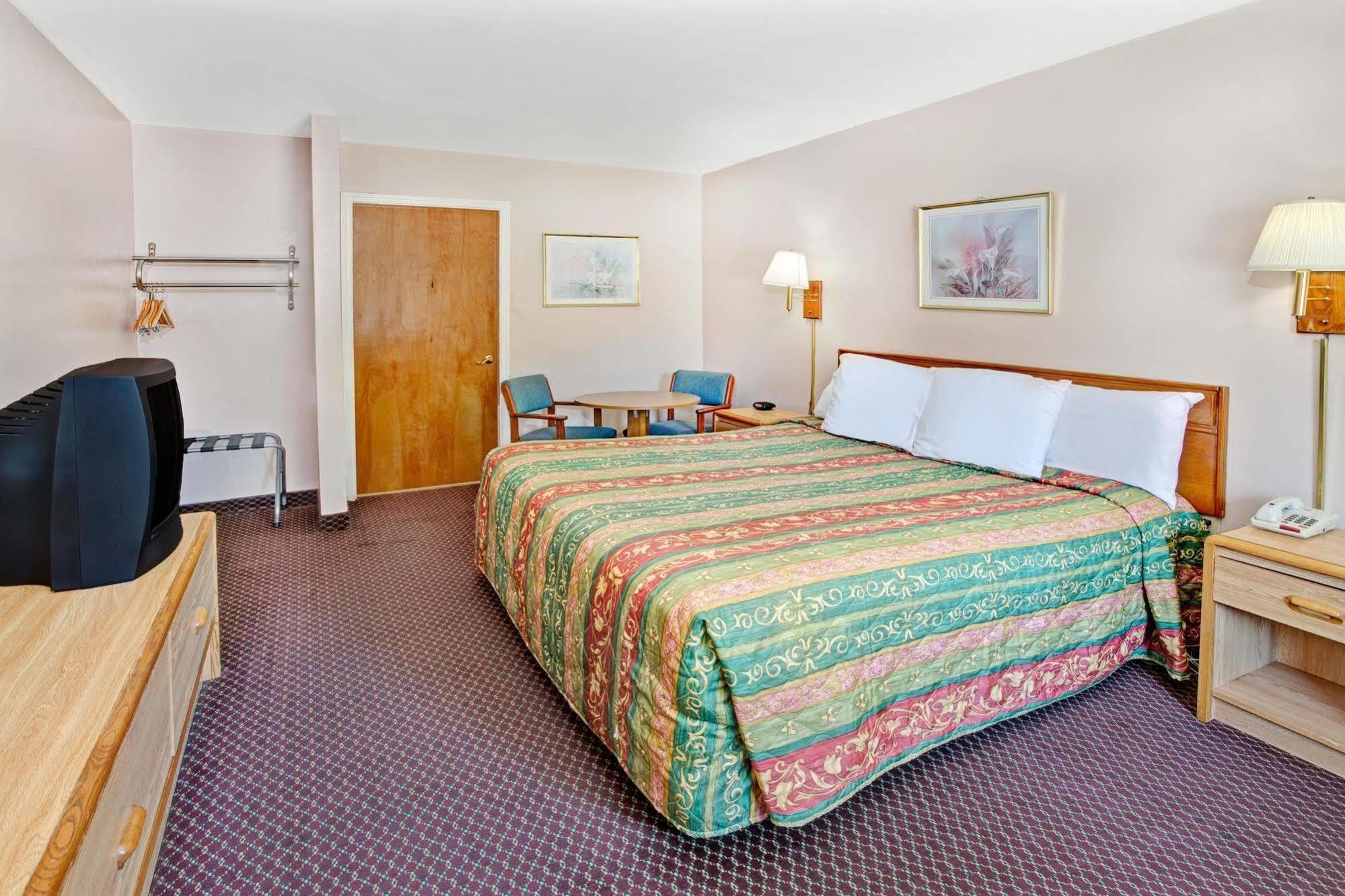 Super 8 By Wyndham Marietta/West/Atl Area Hotell Exteriör bild