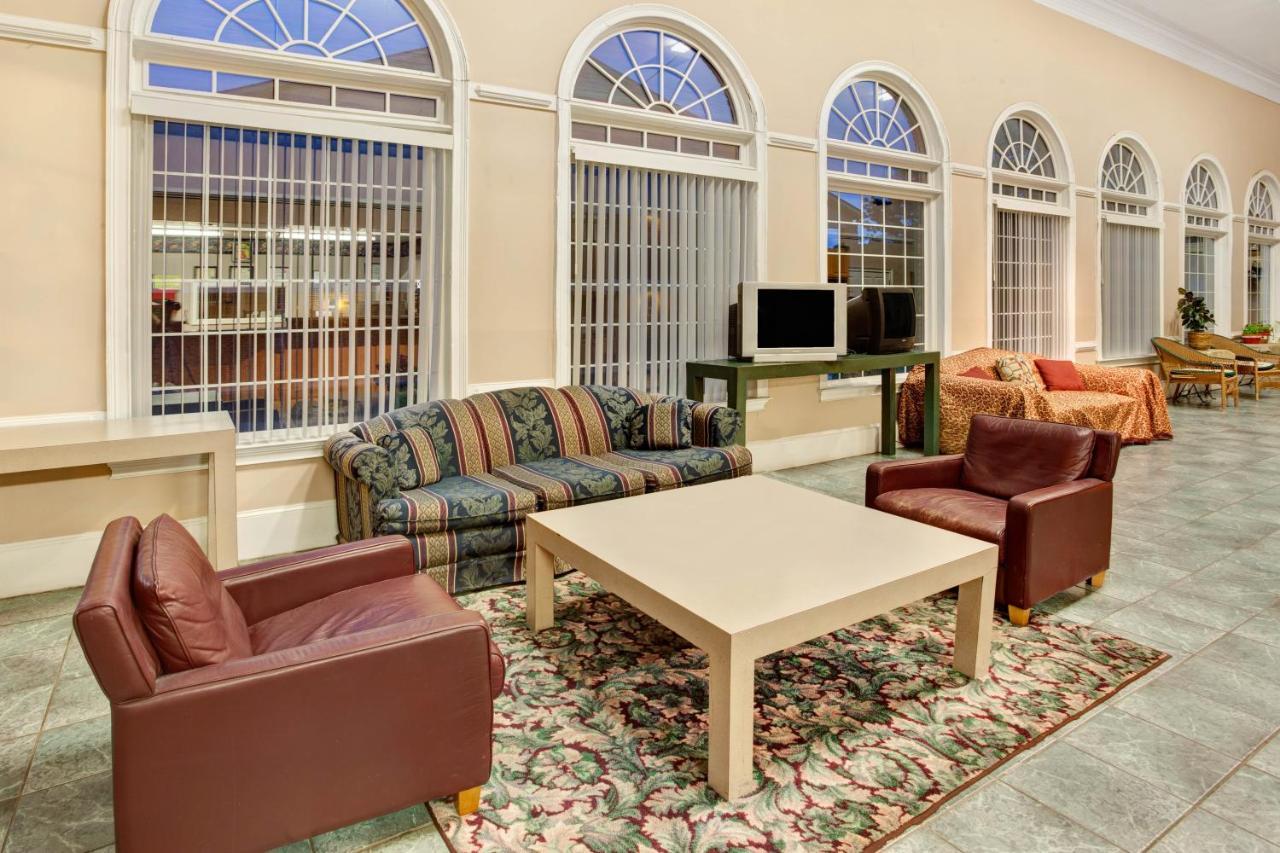 Super 8 By Wyndham Marietta/West/Atl Area Hotell Exteriör bild